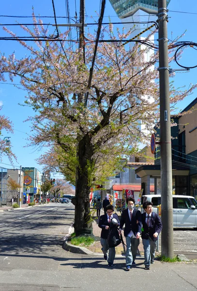 Hakodate Japón Abril 2023 Estudiantes Secundaria Jugando Una Calle Soleada — Foto de Stock