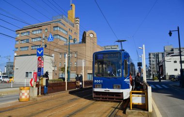 Hakodate, Japonya - 27 Nisan 2023. Hakodate, Hokkaido, Japonya sokaklarında çalışan klasik tramvay..