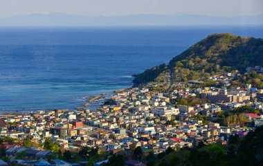 Hakodate, Japonya - 27 Nisan 2023. Japon Hakodate Dağı 'nın tepesinden gün batımında liman şehrinin manzarası.