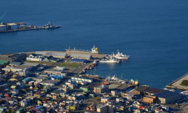 Hakodate, Japonya - 27 Nisan 2023. Japon Hakodate Dağı 'nın tepesinden gün batımında liman şehrinin manzarası.