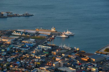 Hakodate, Japonya - 27 Nisan 2023. Japon Hakodate Dağı 'nın tepesinden gün batımında liman şehrinin manzarası.