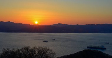 Körfezin üzerindeki güzel gün batımı manzarası Hakodate Dağı 'nın tepesinden, Japonya' dan görülüyor..