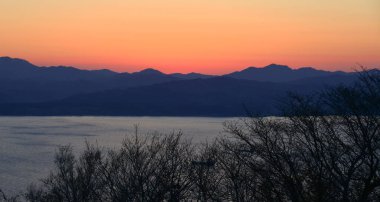 Körfezin üzerindeki güzel gün batımı manzarası Hakodate Dağı 'nın tepesinden, Japonya' dan görülüyor..