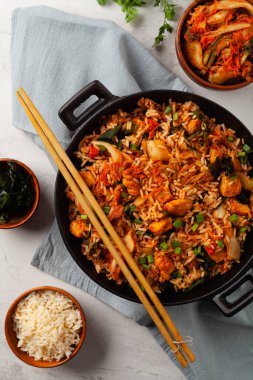 Tavuklu kimçi lahanası. Bir tavada hazır. Üst görünüm.