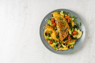 Deniz yosunlu gözleme. Avokado ve domatesle servis edilmiş. Parlak mermer arkaplan.