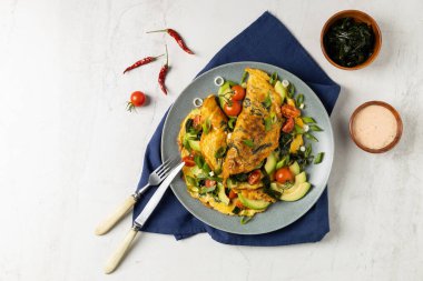 Deniz yosunlu gözleme. Avokado ve domatesle servis edilmiş. Parlak mermer arkaplan.