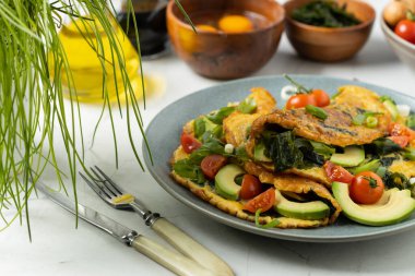 Deniz yosunlu gözleme. Avokado ve domatesle servis edilmiş. Parlak mermer arkaplan.