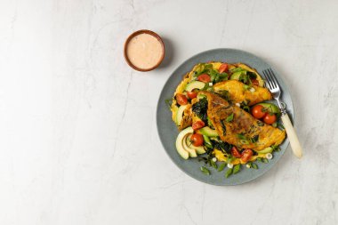 Deniz yosunlu gözleme. Avokado ve domatesle servis edilmiş. Parlak mermer arkaplan.