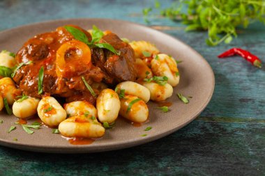 Ossobuco gnocchi ile servis edilir. Üst manzara, ön görünüm.