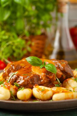 Ossobuco gnocchi ile servis edilir. Üst manzara, ön görünüm.