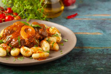 Ossobuco gnocchi ile servis edilir. Üst manzara, ön görünüm.