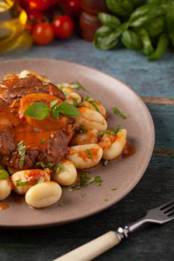 Ossobuco gnocchi ile servis edilir. Üst manzara, ön görünüm.