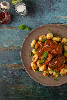 Ossobuco gnocchi ile servis edilir. Üst manzara, ön görünüm.