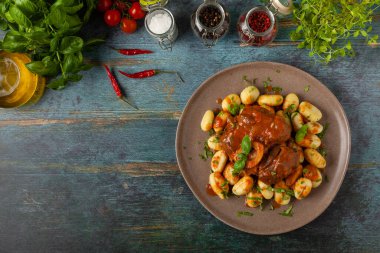 Ossobuco gnocchi ile servis edilir. Üst manzara, ön görünüm.