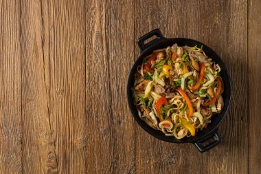 İstiridye soslu tavuklu makarna. Bir tavada hazır. Tabakta servis edilir..