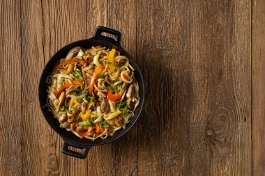 İstiridye soslu tavuklu makarna. Bir tavada hazır. Tabakta servis edilir..