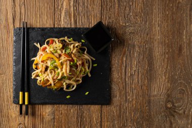 İstiridye soslu tavuklu makarna. Bir tavada hazır. Tabakta servis edilir..