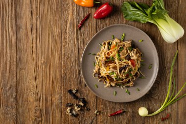 İstiridye soslu tavuklu makarna. Bir tavada hazır. Tabakta servis edilir..