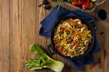 İstiridye soslu tavuklu makarna. Bir tavada hazır. Tabakta servis edilir..