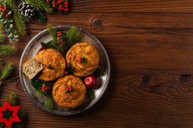 Noel modasında küçük, fırında köfteler. Üst Manzara. Doğal ahşap zemin.