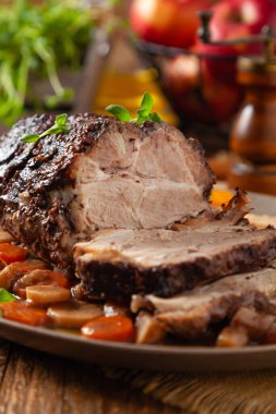 Kızarmış domuz boyunlu, sebzeli şarapla pişirilmiş. Elma püresiyle servis edilmiş. Geleneksel İsviçre yemeği.