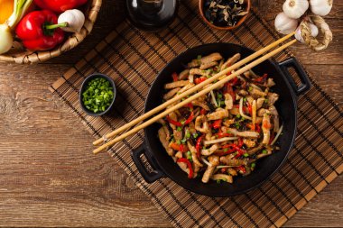 Biberli domuz pirzolası, mantar ve bambu. Pirinçle servis edilmiş. Yukarıdan aşağıya.