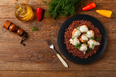 Kızarmış pirinçli somon köftesi. Ahşap arkaplan.