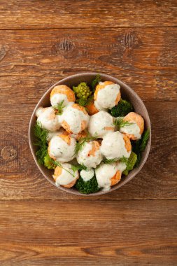 Kızarmış pirinçli somon köftesi. Ahşap arkaplan.