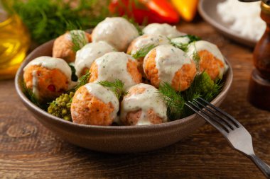 Kızarmış pirinçli somon köftesi. Ahşap arkaplan.