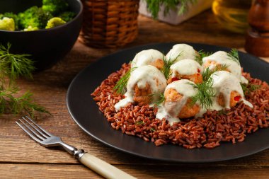 Kızarmış pirinçli somon köftesi. Ahşap arkaplan.