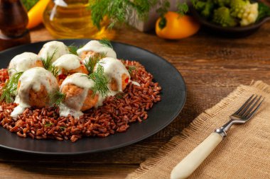 Kızarmış pirinçli somon köftesi. Ahşap arkaplan.