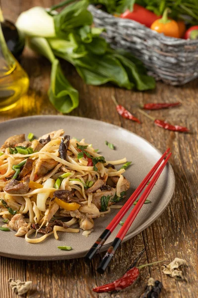 stock image Pasta with chicken in oyster sauce. Prepared in a wok. Served on a plate.