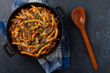 Makarna al ferretto ve ragu bolonez. Üst görünüm.