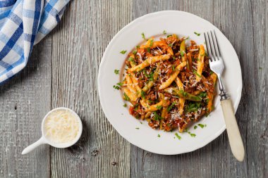 Makarna al ferretto ve ragu bolonez. Üst görünüm.