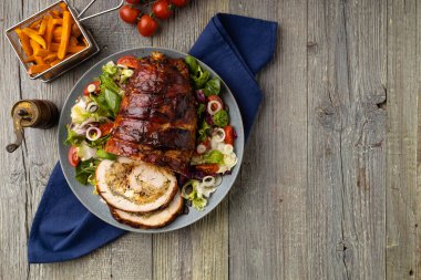Doldurulmuş hindi göğsü. Taze sebzelerle birlikte bütün olarak kızartılmış. Ahşap arka plan.