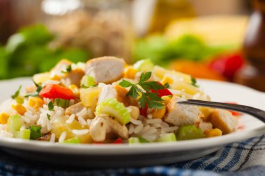 Pirinç, tavuk, fıstık ve sebzeli salata. Ön görünüm. 