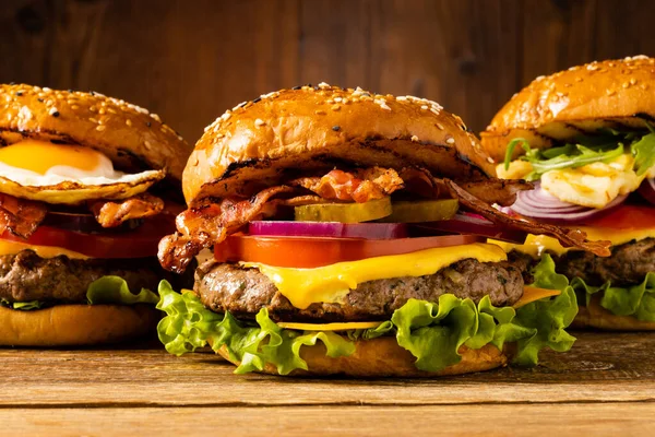 Classico Hamburger Manzo Con Pancetta Legno Sfondo Naturale Stile Scuro — Foto Stock