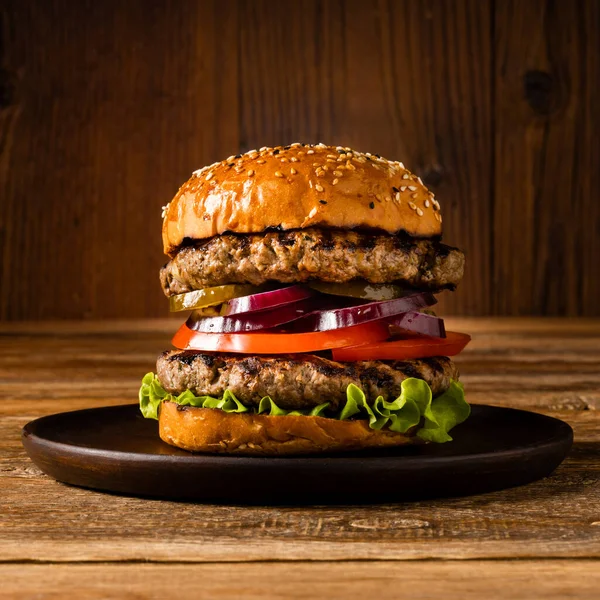 Classico Doppio Hamburger Manzo Legno Sfondo Naturale Stile Scuro — Foto Stock