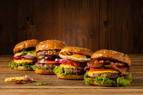 Set Hamburger Manzo Pollame Con Uovo Fritto Pancetta Formaggio Halloumi — Foto Stock