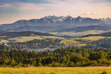 Günbatımında Czorsztyn Gölü 'nün güzel manzarası. Czorsztyn 'deki kale, Niedzica' daki kale. Arka planda Tatry dağları var. Pieniny aralığı.