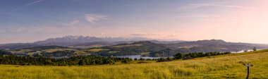 Günbatımında Czorsztyn Gölü 'nün güzel manzarası. Czorsztyn 'deki kale, Niedzica' daki kale. Arka planda Tatry dağları var. Pieniny aralığı.