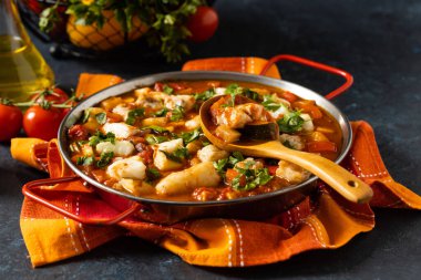 Geleneksel Portekiz balık güveci. Morina yahnisi. Koyu arkaplan.