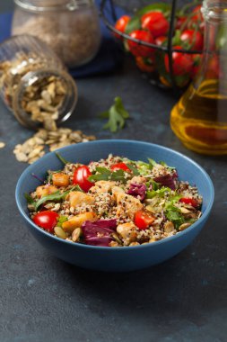 Kinoalı salata, avokado ve tavuk. Ön manzara. Mavi bir kasede servis edildi..