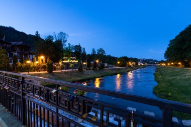 Grajcarek deresinin üzerinde Szczawnica 'da gezinti. Gece manzarası.