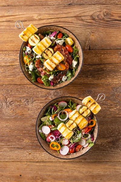 Köstlicher Salat Grillgerichten Mit Speck Und Halloumi Käse Hölzerner Hintergrund — Stockfoto