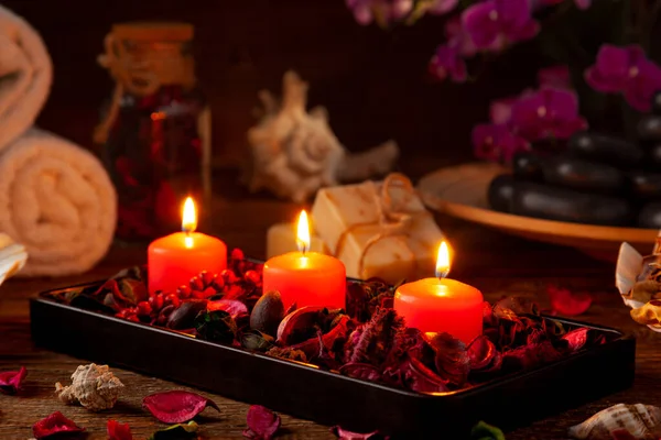 Spa配件有香味的蜡烛 毛巾和浴盐 蜡烛和亲密的气氛 — 图库照片