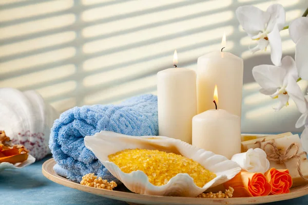 Spa Zubehör Duftkerzen Muscheln Handtücher Und Badesalze Kerzen Und Eine — Stockfoto