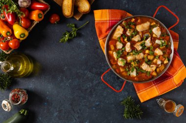 Geleneksel Portekiz balık güveci. Morina yahnisi. Koyu arkaplan.