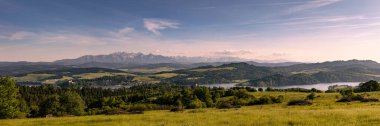 Günbatımında Czorsztyn Gölü 'nün güzel manzarası. Czorsztyn 'deki kale, Niedzica' daki kale. Arka planda Tatry dağları var. Pieniny aralığı.