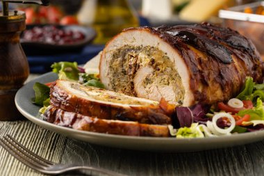 Doldurulmuş hindi göğsü. Taze sebzelerle birlikte bütün olarak kızartılmış. Ahşap arka plan.